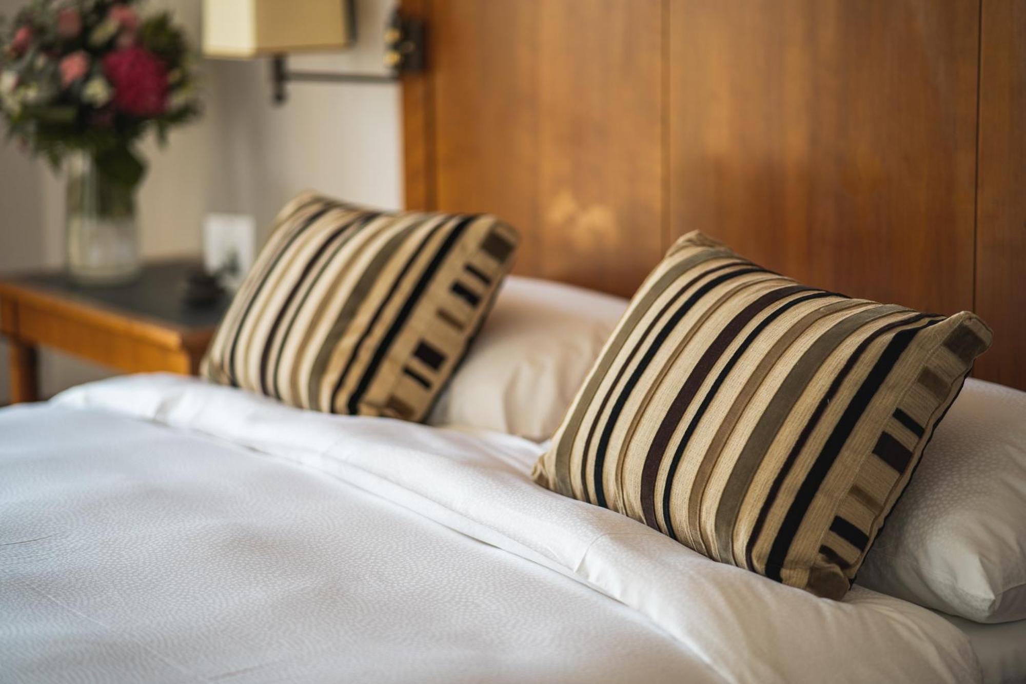 Beau Rivage Hotel Neuchâtel Eksteriør bilde Pillows on a bed